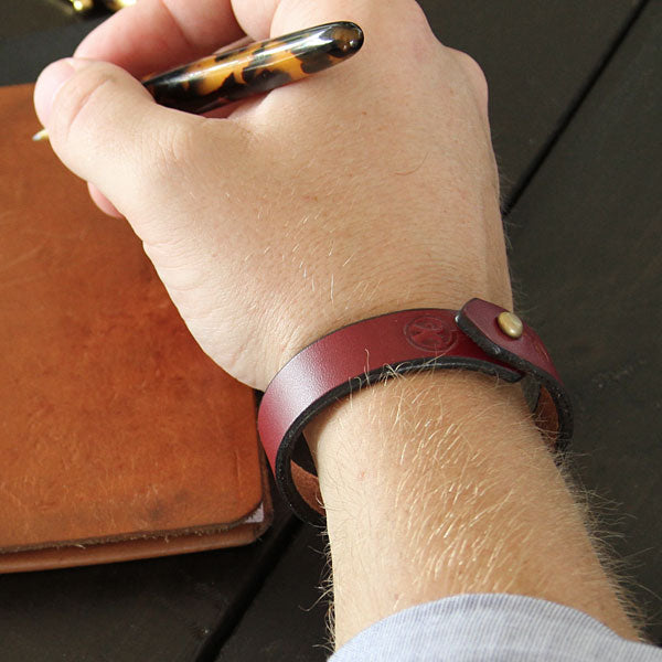 Man wearing english bridle leather bracelet burgundy